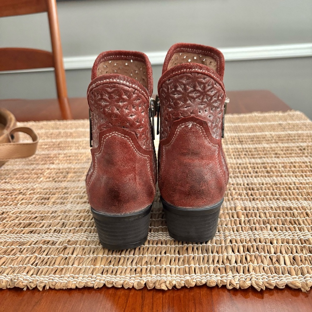 Circle G  Ankle Boots with Cutout Design - Picture 7 of 7